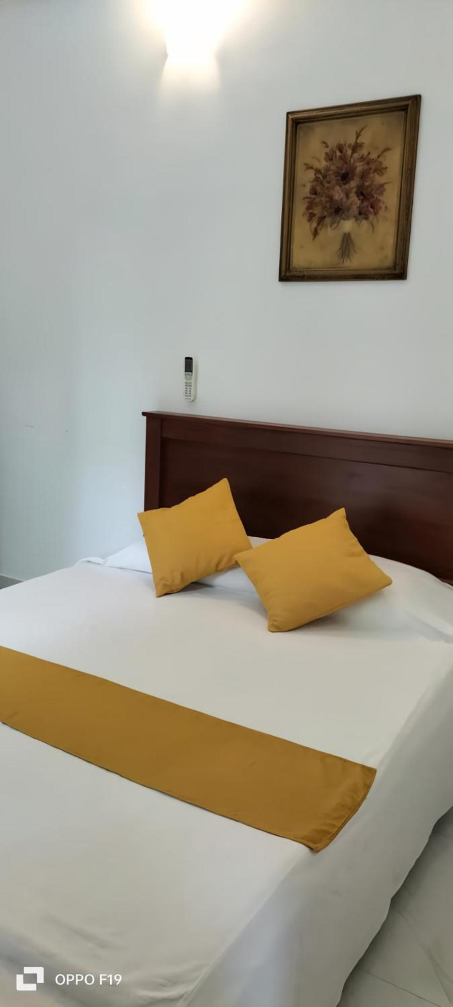 Ceylon Lodge - Airport Transit Hostel Negombo Exterior photo